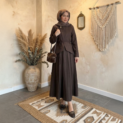 Broş Detaylı Pileli Etekli Takım