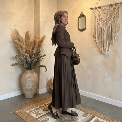 Broş Detaylı Pileli Etekli Takım